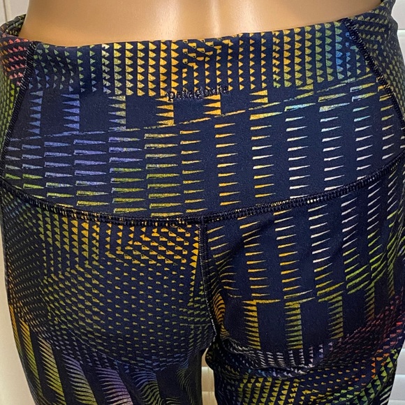 Patagonia Centered Yoga Capri Leggings Multi-Colored Graphic Size Medium VGC - Picture 6 of 8